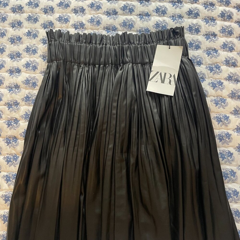 NWT – NEVER WORN Zara Faux Leather Pleated Mini Skirt with built in Shorts – M